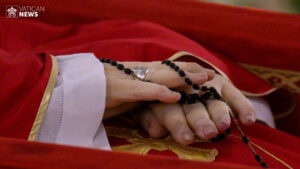 Rosary in the hands of Pope Francis. © Vatican News